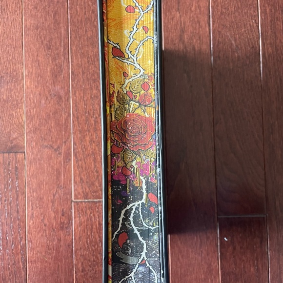 Lightlark Dueling Crowns Edition Book - Picture 6 of 8